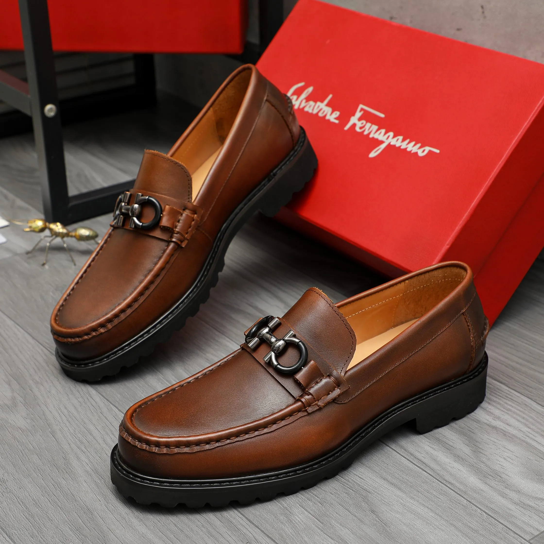 Men's shoes 💰442 Product trademark: Ferragamo "Ferragamo" business formal leather shoes Regular size: 38-46 (45.46 custom-made and non-returnable) Product materials: Selected color-brushed cowhide upper, cowhide lining, non-slip rubber outsole